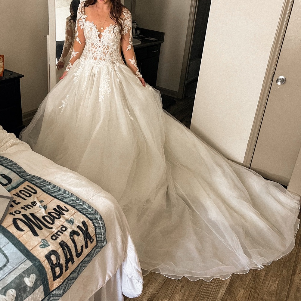 Elegant White Lace Ball Gown Wedding Dress with Long Train